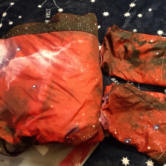 GALAXY BEDSLIP AND PILLOW CASES - Picture 1 of 3